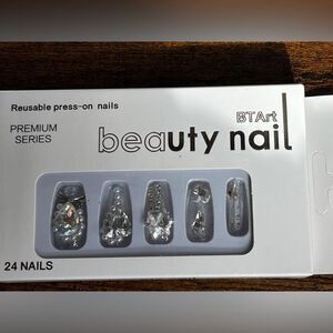 Beauty Nails Silver Press-On Set NEW
